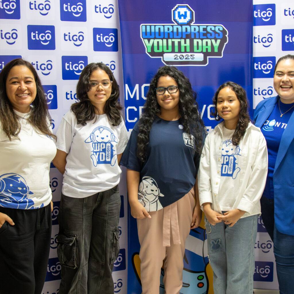 Ponentes adolescentes del WordPress Youth Day Nicaragua 2025 junto a la organizadora del evento Lua Salazar y la aliada de Tigo Nicaragua Maria José Arguello